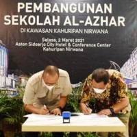 Developer Kahuripan Nirwana, Boy Arifin (kiri) bersama direktur utama PT Al-Azhar Sarana Propertindo, Hengki Budiharto sebagai pengelola Sekolah Al-Azhar saat penandatanganan kesepakatan di Aston Hotel Kahuripan, Sidoarjo. Selasa, (02/03/2021).
